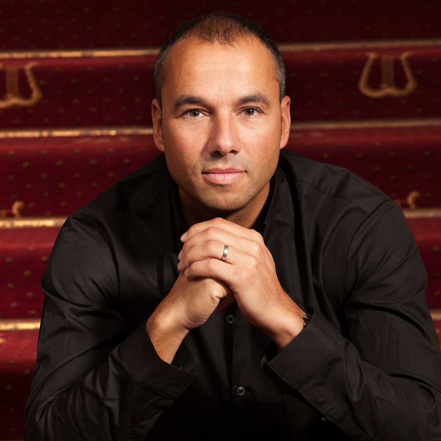 Lawrence Renes - Conductor. Image: Mats Bäcker bluebeards castle conductor lawrence renes credit mats bäcker